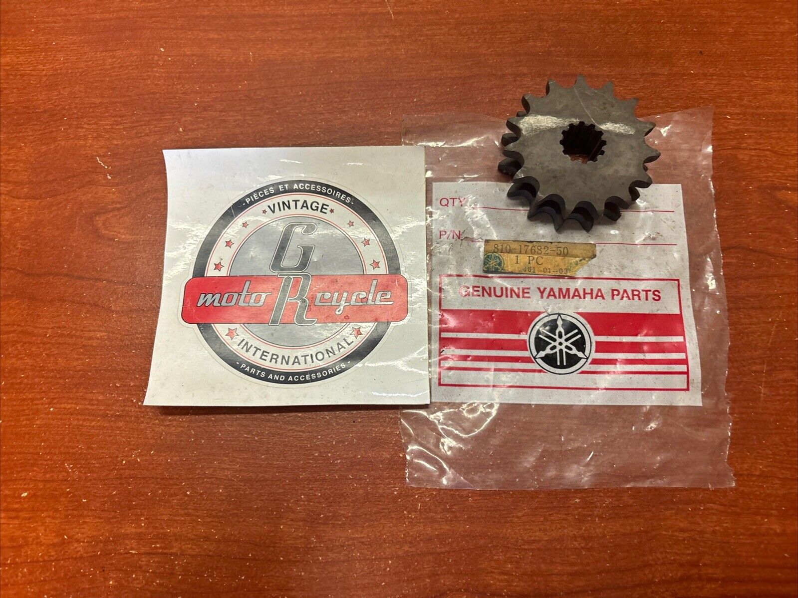 NOS Yamaha GP292 SL338 SL433 CHAIN DRIVE SPROCKET 15T 810-17682-50-00 Y177