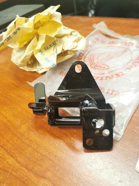 NOS Honda CB500 K0 P SEAT CATCH PLATE 77234-323-030 H78