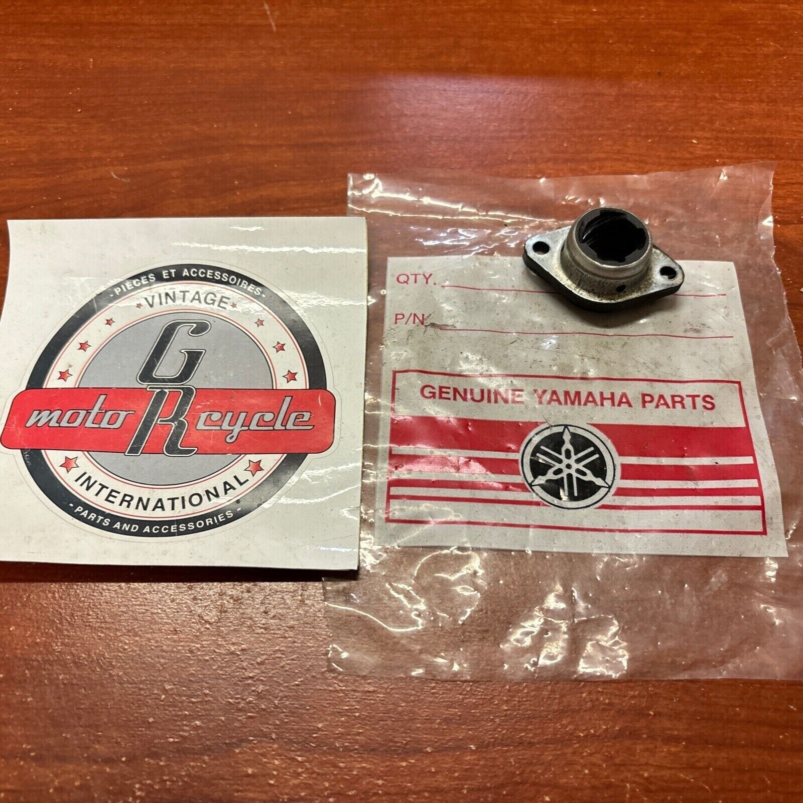 NOS Yamaha RD250 RD350 PUSH SCREW HOUSING 371-16396-00 SUB 256-16396-01-00 Y173