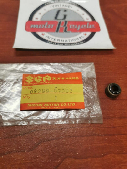 NOS Suzuki VALVE STEM OIL 09289-07002 S19