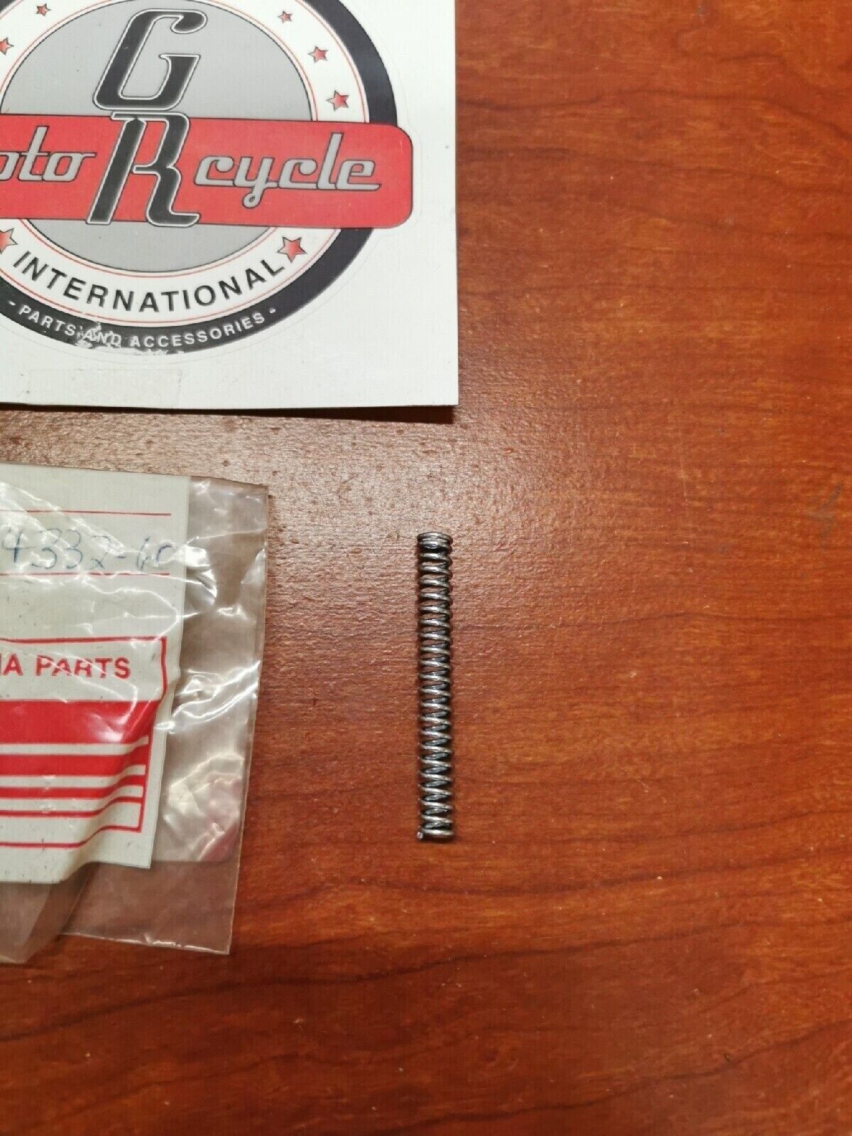 NOS Yamaha HEAD LAMP SCREW SPRING 341-84332-60-00 Y71
