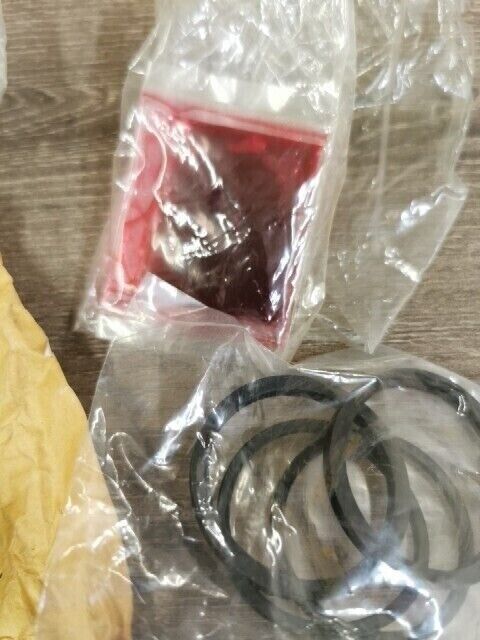 NOS YAMAHA TZR250 1987 - 1989 PISTON ASSY CALIPER KIT 1KT-W0057-00-00 Y104