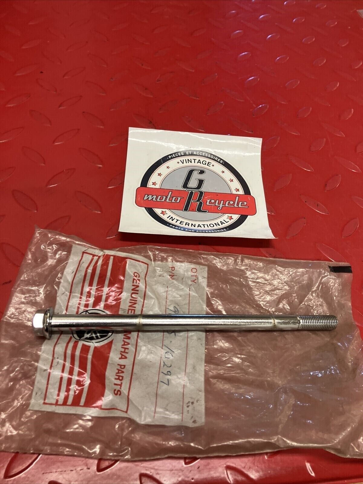 NOS YAMAHA BOLT FLANGE 90105-10297-00 Y59