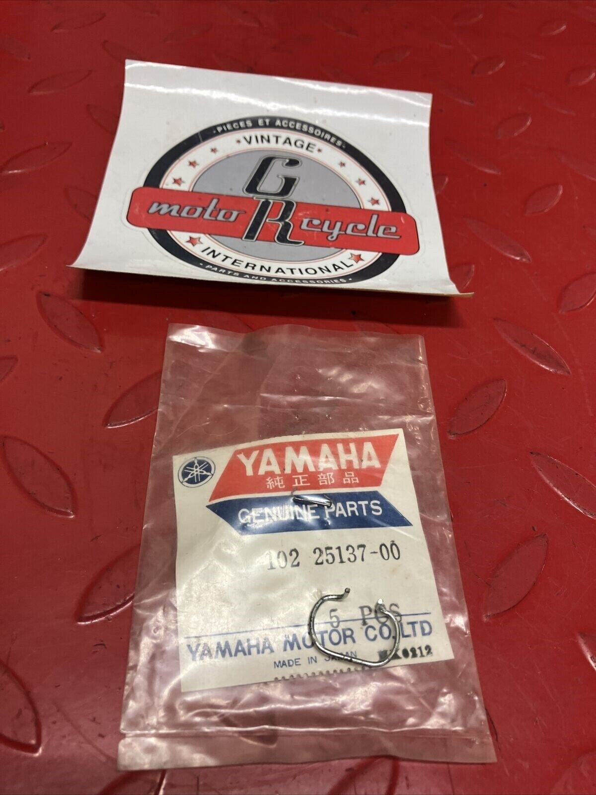 NOS YAMAHA STOP RING 102-25137-00-00 Y62