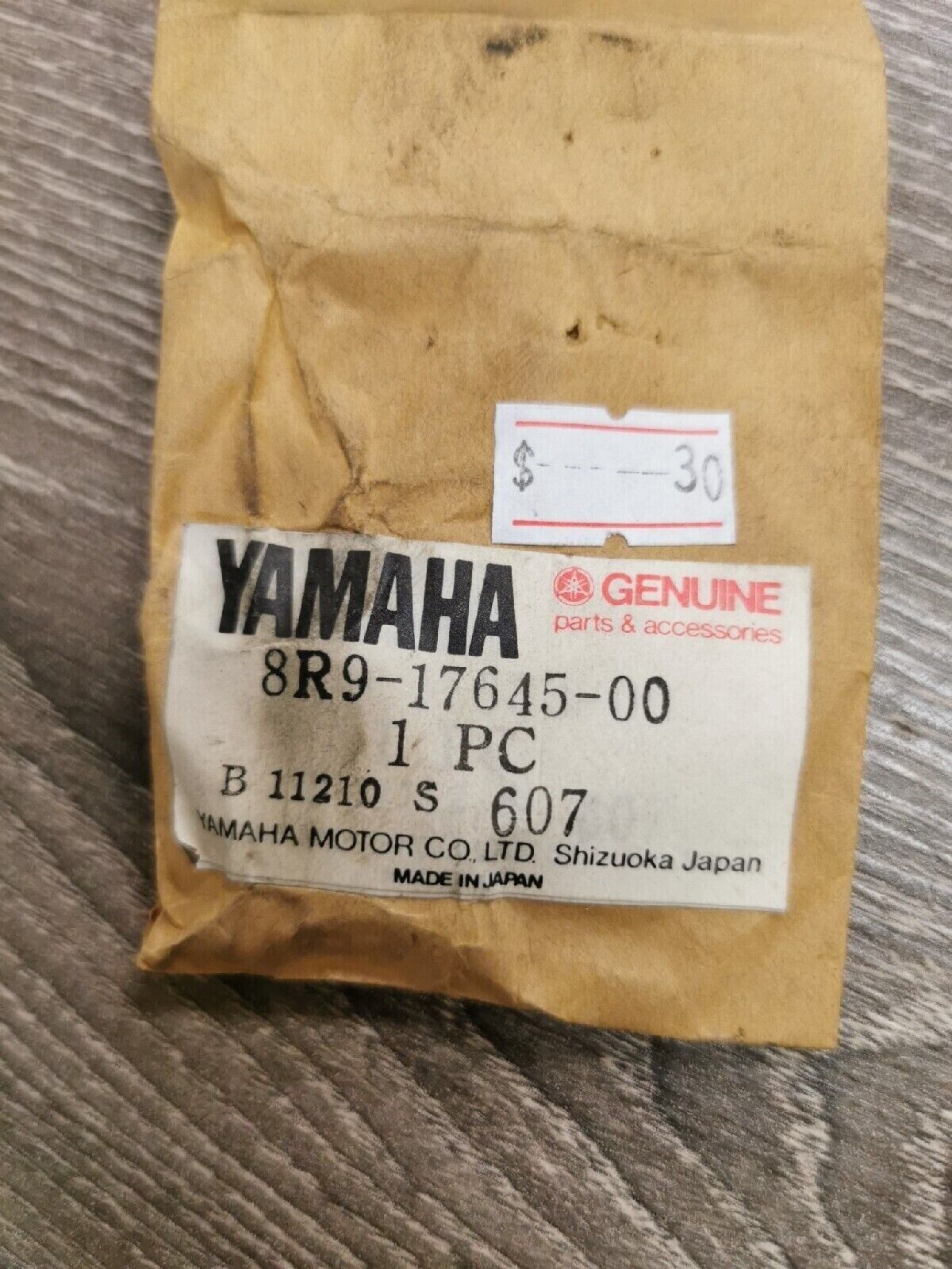 NOS YAMAHA  COLLAR  8R9-17645-00-00   Y57