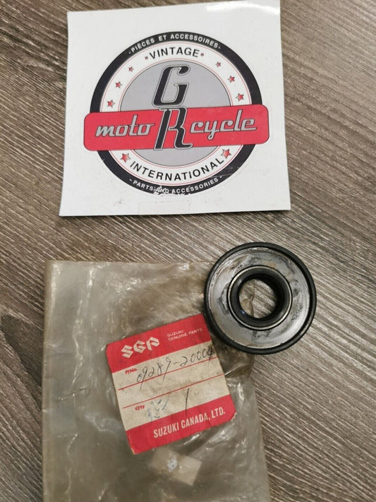 NOS SUZUKI  T90 T125 OIL SEAL MIDDLE CRANKSHAFT  09289-20004 S24