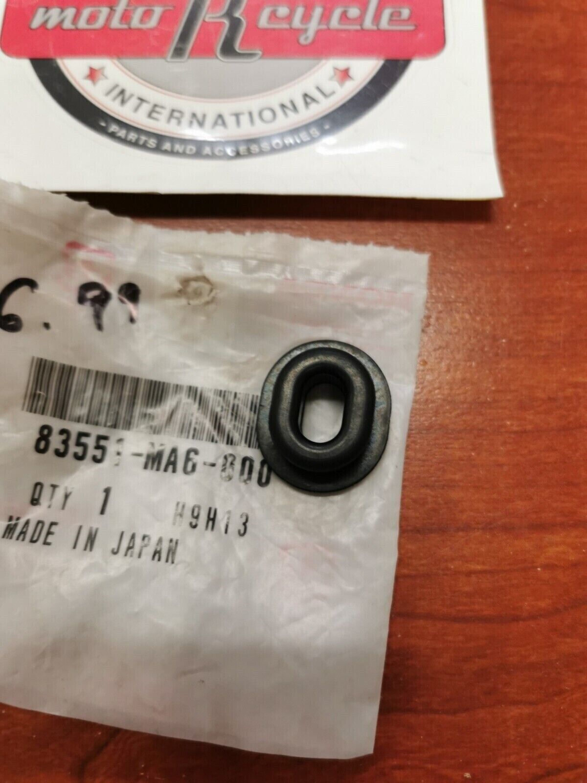 NOS Honda CX650 SXS1000 SXS700 SIDE COVER GROMMET 83551-MA6-000 H32