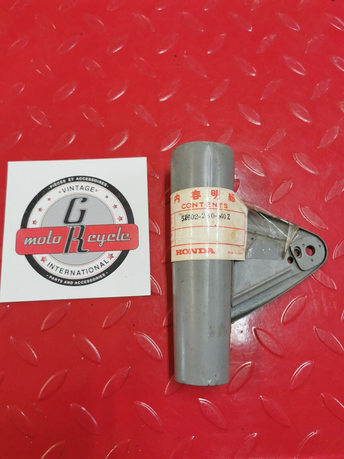 NOS Honda CD175 COVER UPPER RIGHT FRONT FORK 51602-230-040Z H5
