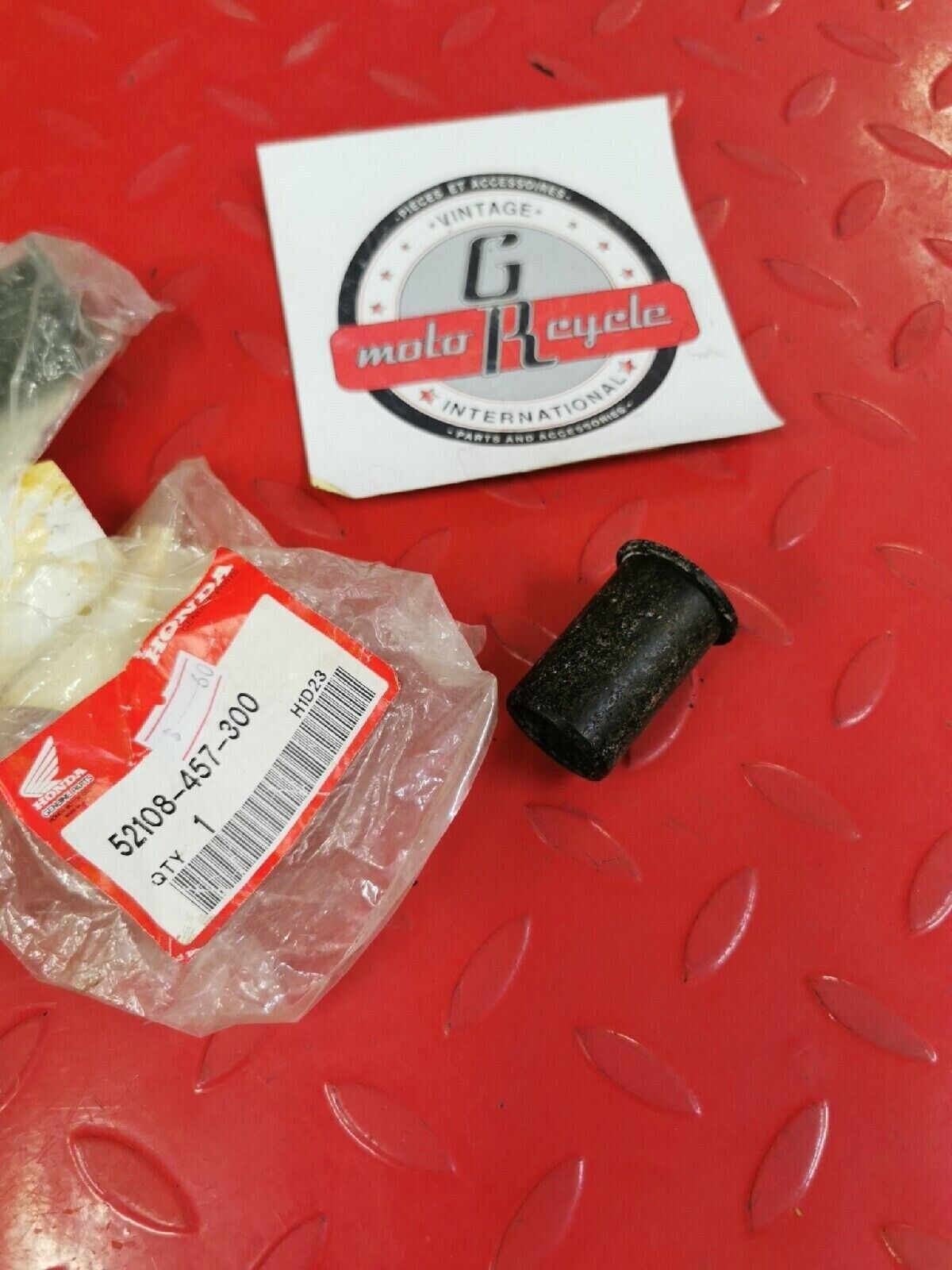 NEW HONDA   CB350F CB750A CB400F SWING ARM PIVOT BUSHING 52108-457-300 H39