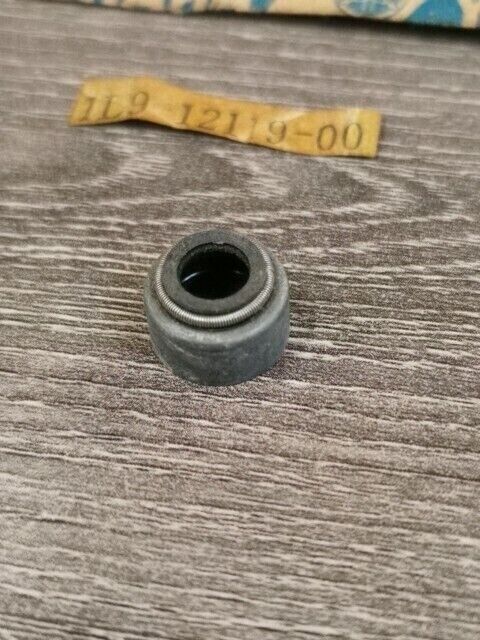 NOS YAMAHA XT600N XS400 XJ750RJ XS400F VALVE STEM SEAL 1L9-12119-00-00 Y169