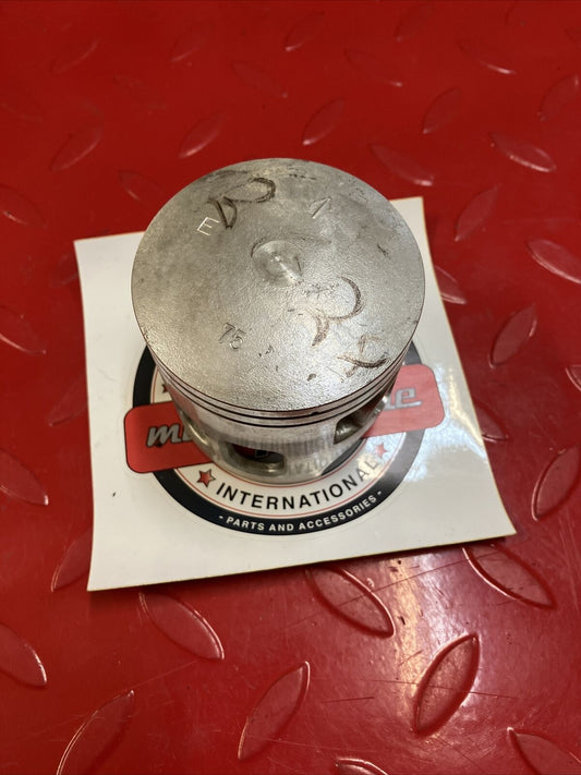 NOS Yamaha IT175 1977 - 1978 PISTON 3 O/S 0.75 1W2-11637-10-00 Y17