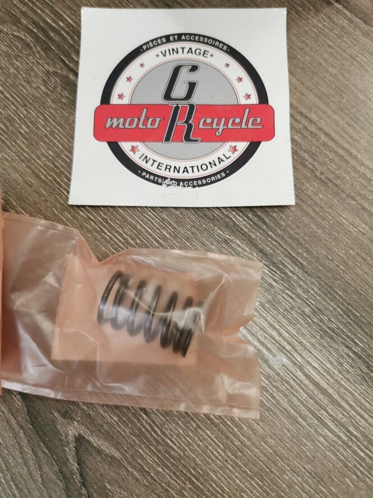 NOS HONDA SPRING  VALVE  14751-HM3-671 H57