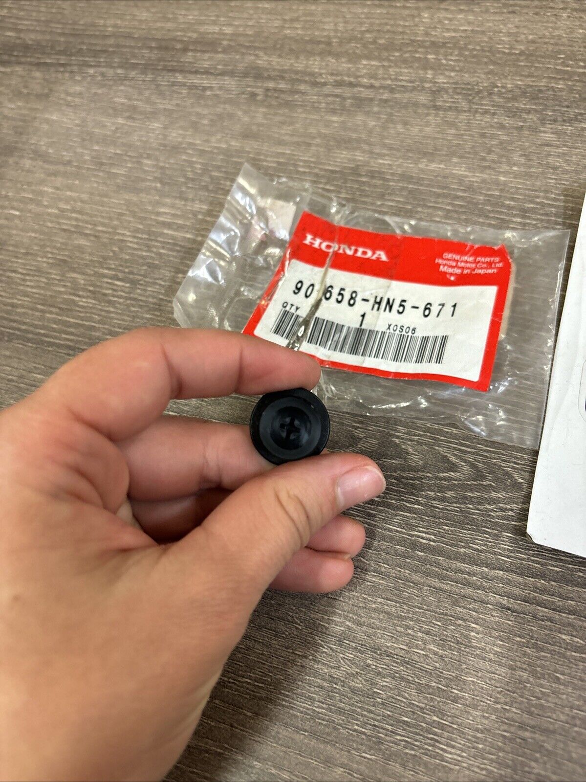 NOS Honda TRX250TE TRX350 FE FM TE TM LID CLIP 90658-HN5-671 H128