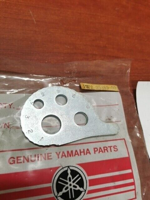 NOS Yamaha IT175 DT125 CHAIN PULLER 1W2-25389-00-00 SUB 1W2-25389-01-00 Y131