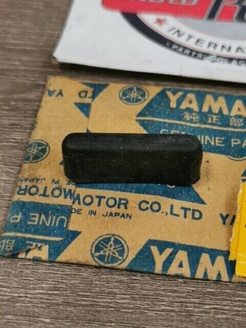 NOS YAMAHA TX500 TX500 1973 1974 XS500 DAMPER SIDE COVER L 371-21717-00-00 Y155
