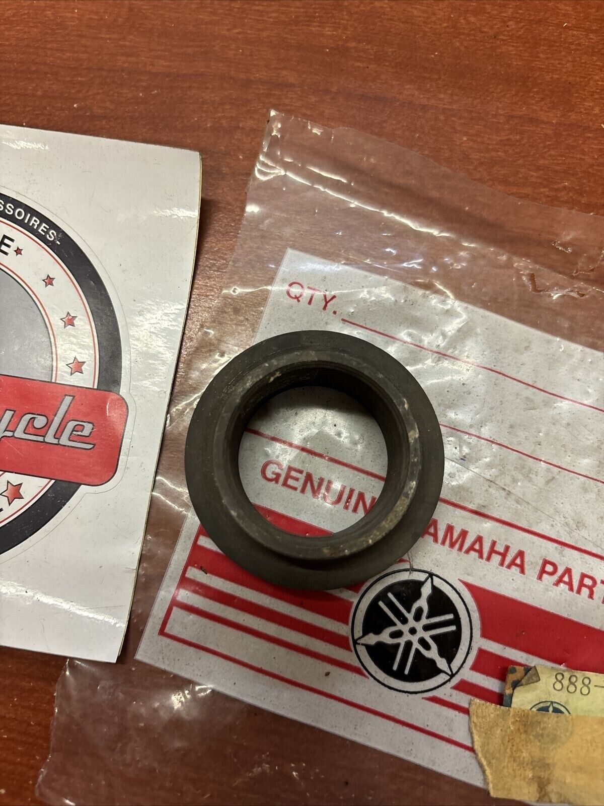 NOS Yamaha EX340 EX440 GPX338 GPX433 SPRING SEAT 888-17644-00-00 Y177