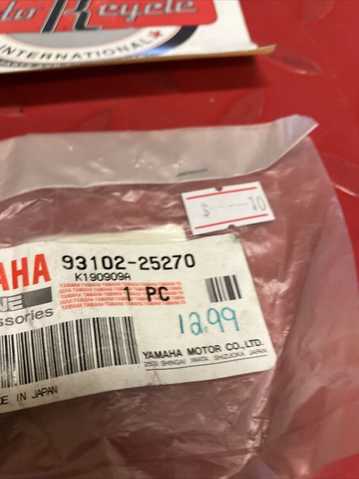 NOS YAMAHA OIL SEAL 93102-25270-00 Y61