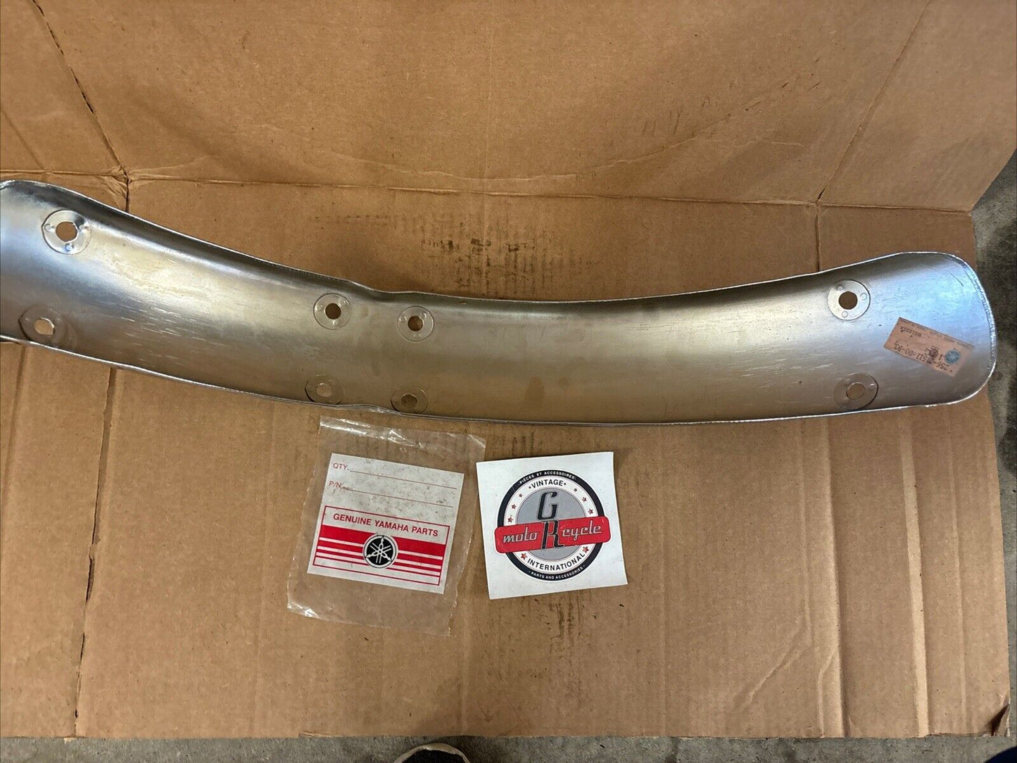 NOS Yamaha XS1 XS1B FRONT FENDER XS650 256-21511-00-93 SUB 256-21510-10-93 Y103