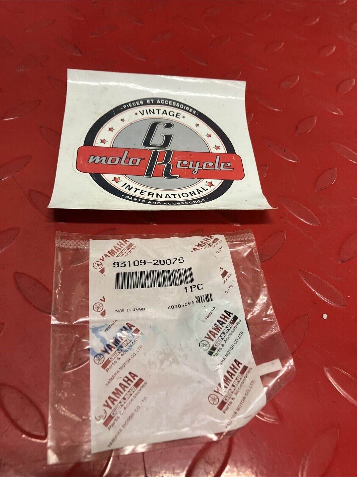 NOS YAMAHA OIL SEAL 93109-20076-00 Y67