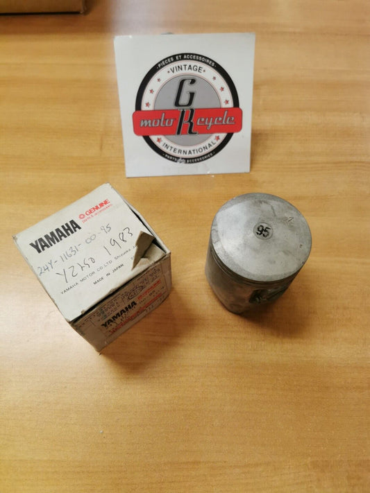 NOS YAMAHA   YZ250 1983  PISTON STD    24Y-11631-00-95  Y45