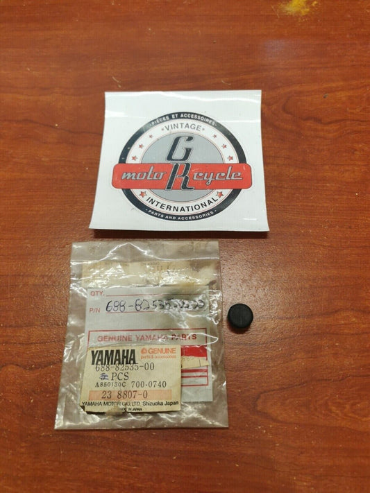 NOS YAMAHA SPECIAL SHAPE PLUG 688-82535-00-00 SUB. 90338-12192-00 Y72