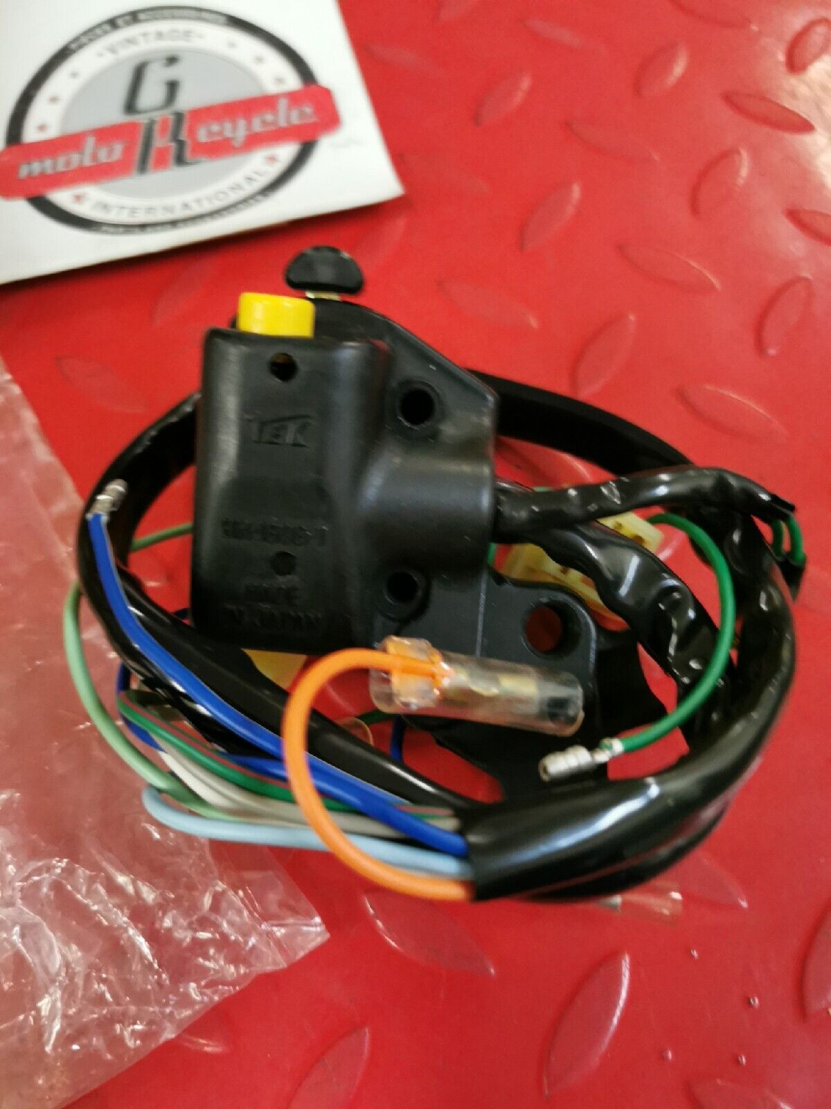NOS HONDA CM250C CM125C 1982 - 1983  SW ASSY WINKER 35200-KB4-671 H39