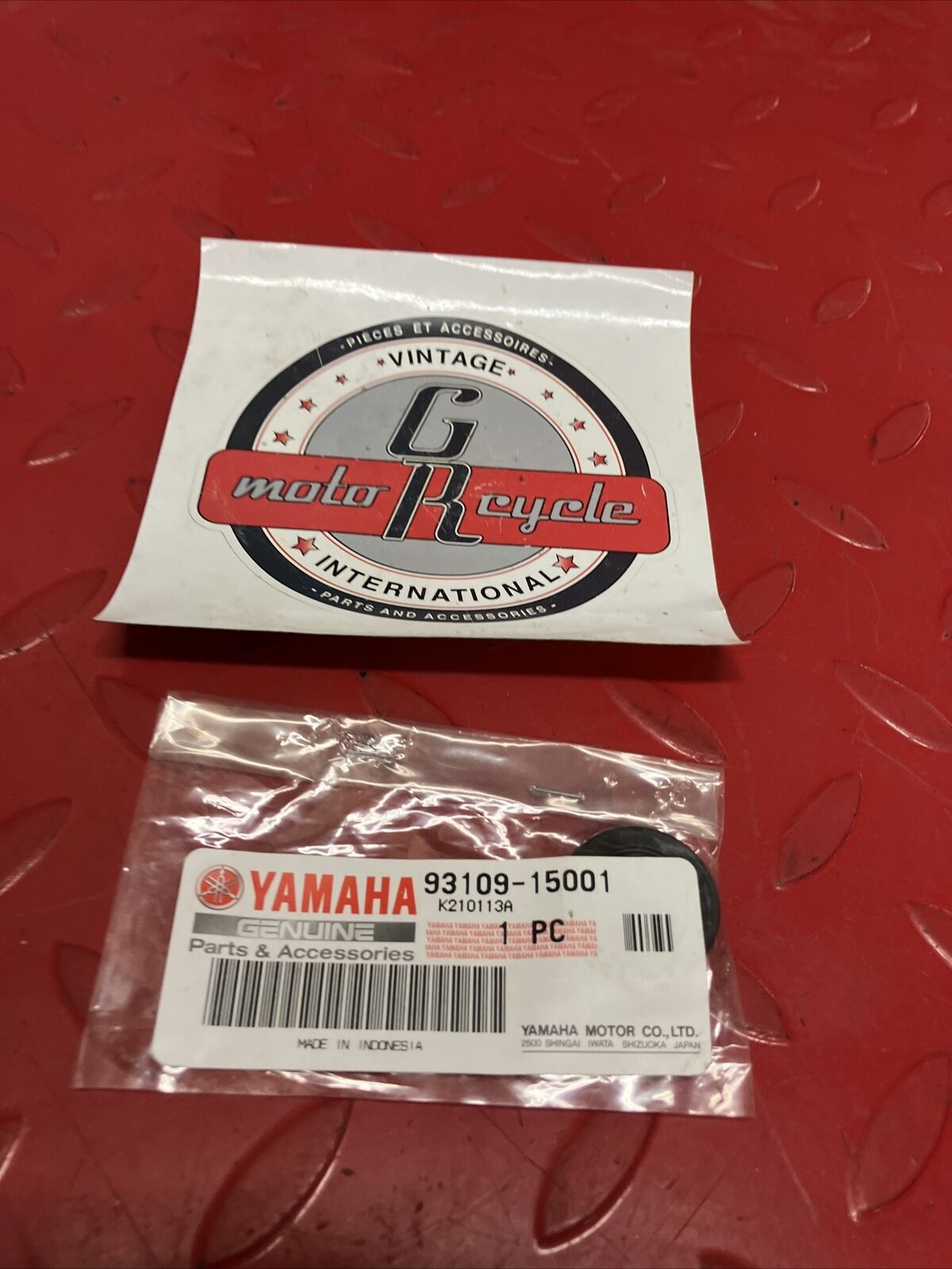 NOS YAMAHA OIL SEAL 93109-15001-00 Y67