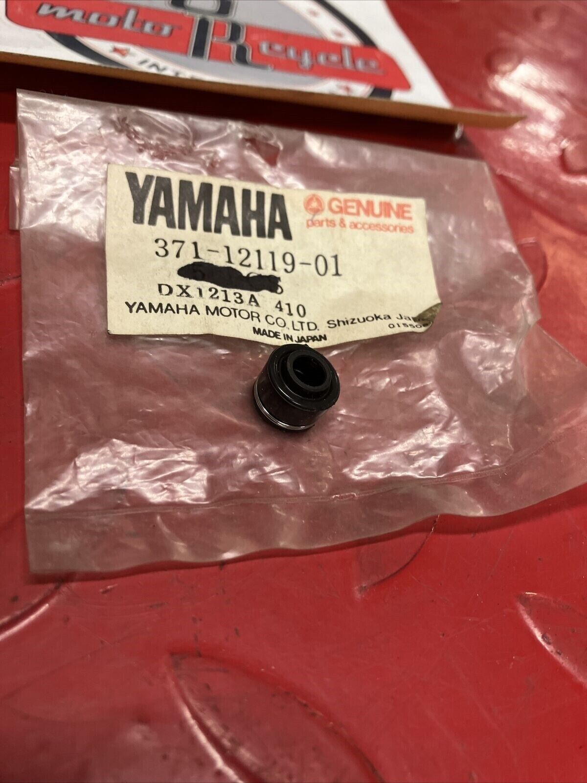 NOS YAMAHA VALVE STEM SEAL 371-12119-01-00 SUB BY 51Y-12119-00-00 Y65