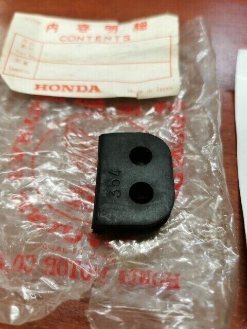 NOS Honda C50 CB125 CB200 MT250 REAR WINKER RUBBER 33606-354-000 H69