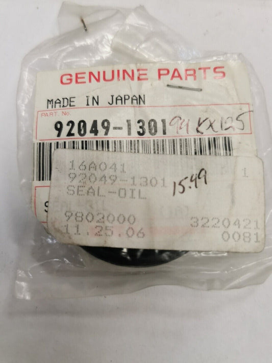 NOS KAWASAKI KX125 OIL SEAL 92049-1301   K33