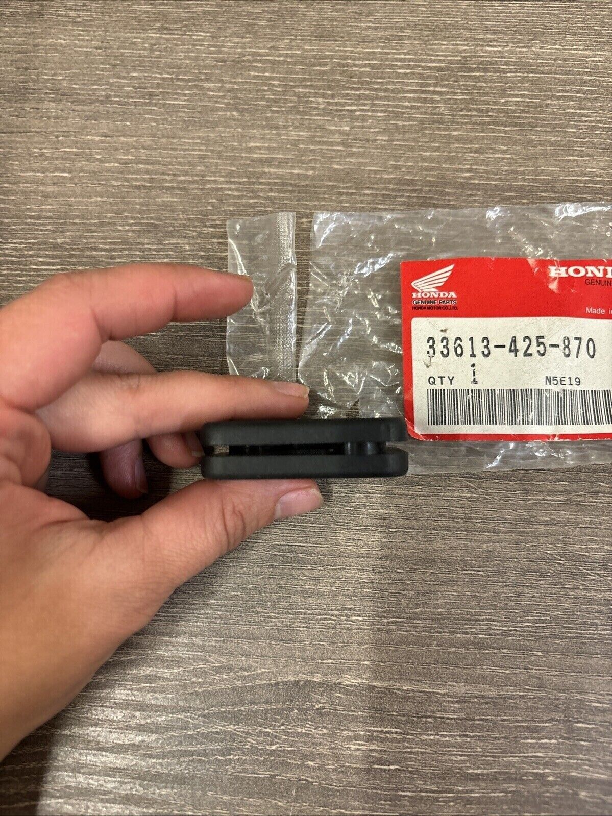 NOS Honda 1979 CB750L REAR WINKER MOUNT RUBBER 33613-425-870 H118