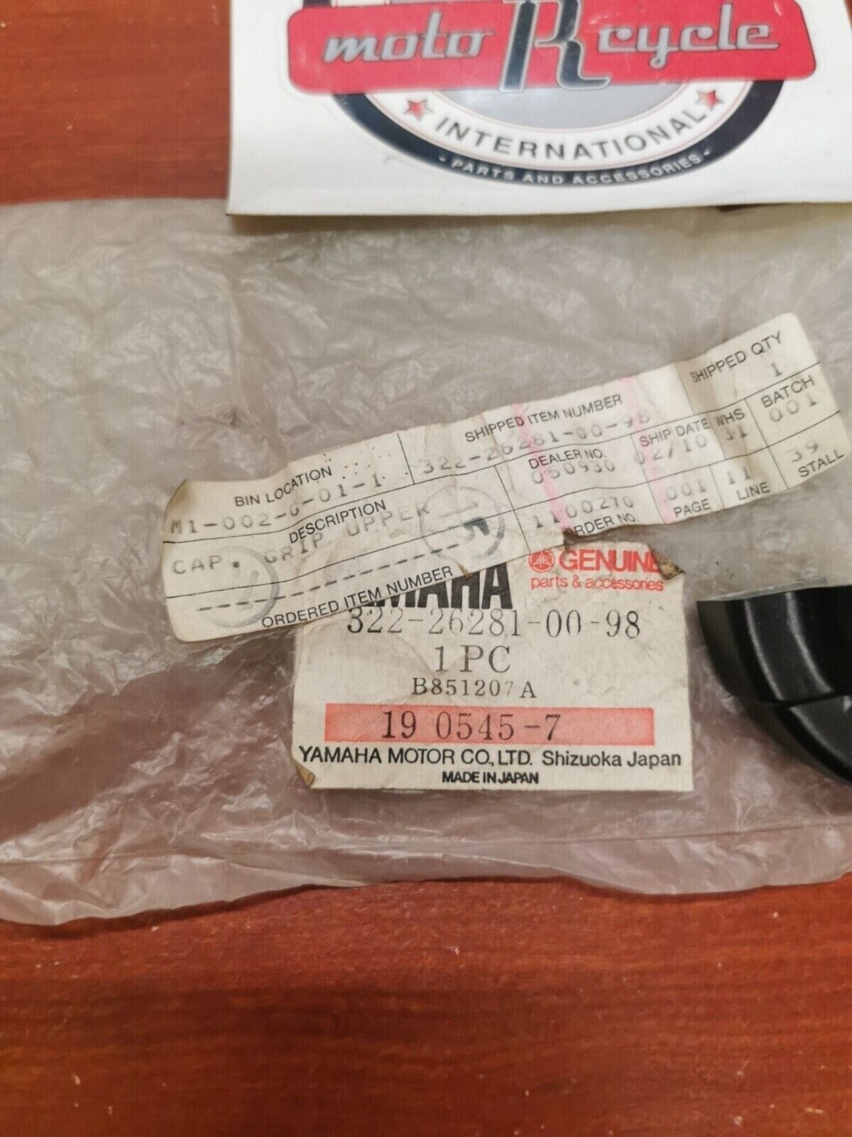 NOS Yamaha YZ100 YZ125 RT2 MX125 MX175 MX360 GRIP UPPER CAP 322-26281-00-98 Y87