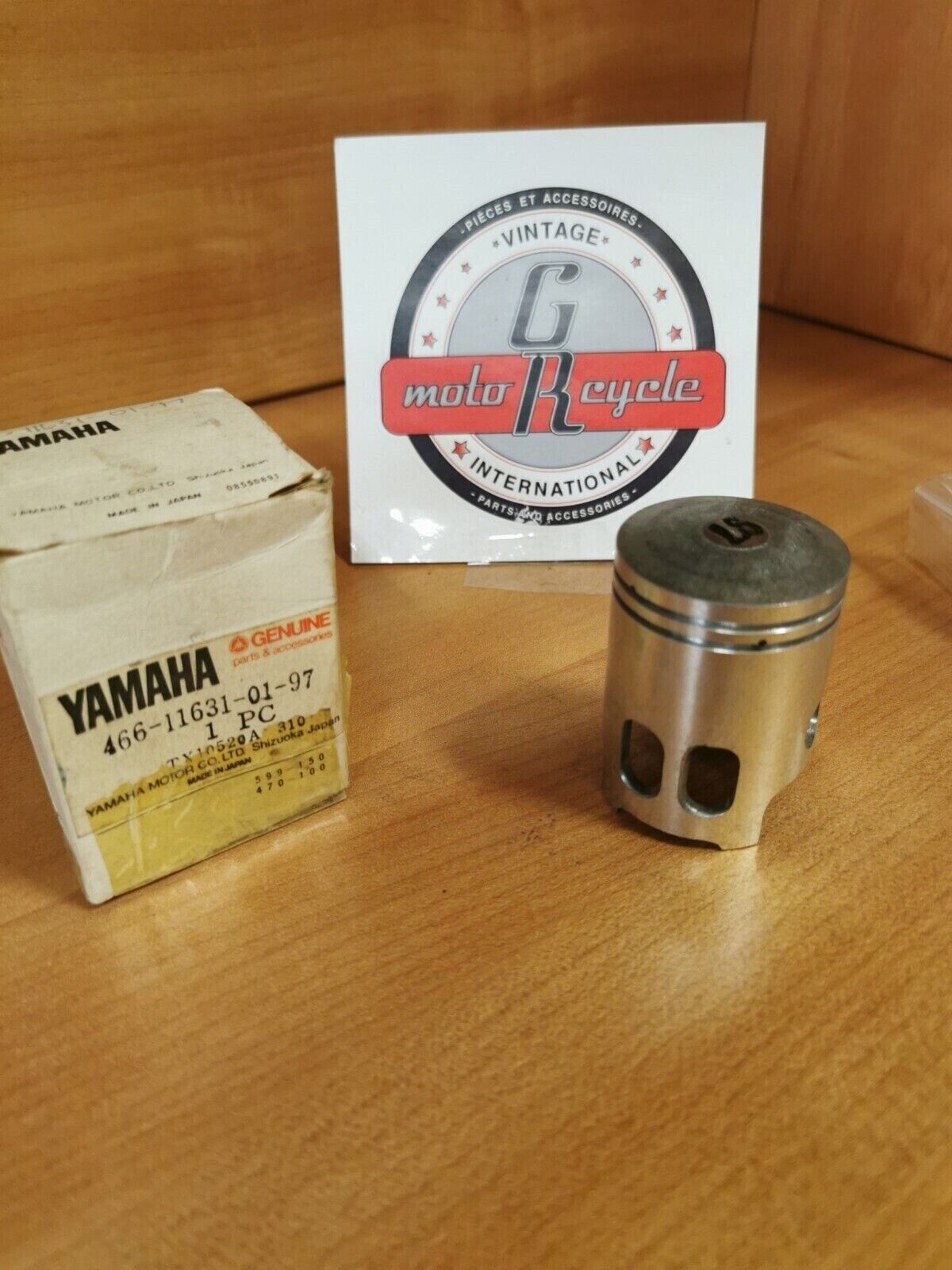 NOS YAMAHA RD125  1975 1976   PISTON STD  0.97  466-11631-01-97  Y46
