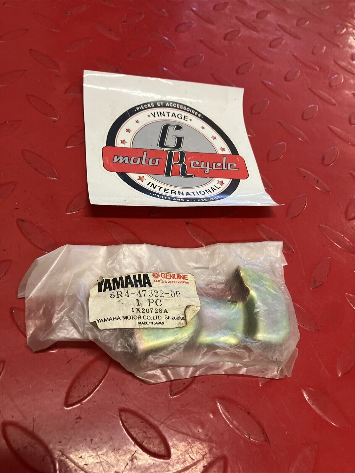 NOS YAMAHA SUSPENSION RUNNER CAP 8R4-47322-00-00 Y61