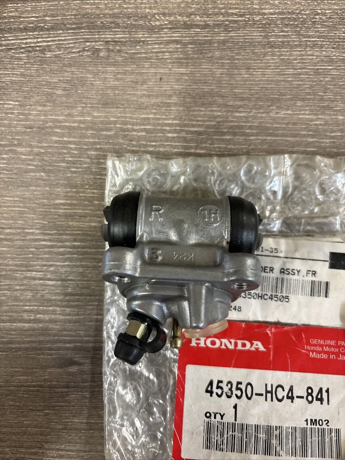 NOS Honda 1993 - 2000 TRX300 RIGHT FRONT WHEEL CYLINDER 45350-HC4-841 H120