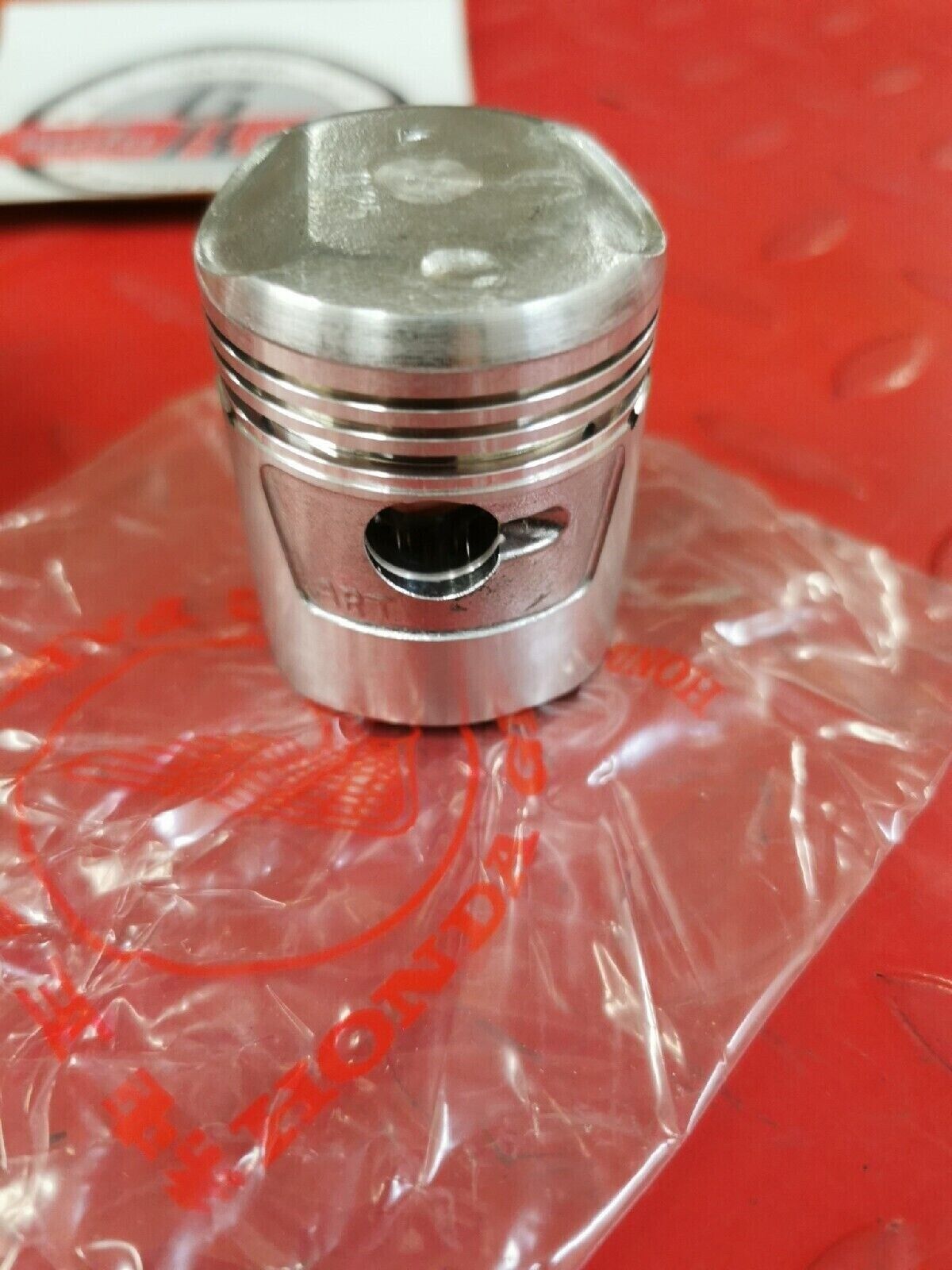NOS HONDA S65 1965 - 1969 PISTON .25  13102-035-010  H40