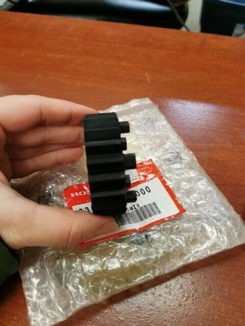 NOS Honda CBR900R MAINSHAFT TOP GEAR (21T) 23511-MCJ-000 H108