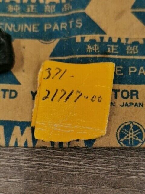 NOS YAMAHA TX500 TX500 1973 1974 XS500 DAMPER SIDE COVER L 371-21717-00-00 Y155
