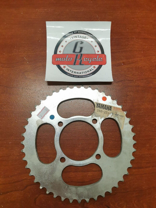 NOS Yamaha REAR DRIVE SPROCKET 45T 283-25445-10-00 SUB. 283-25445-11-00 Y89