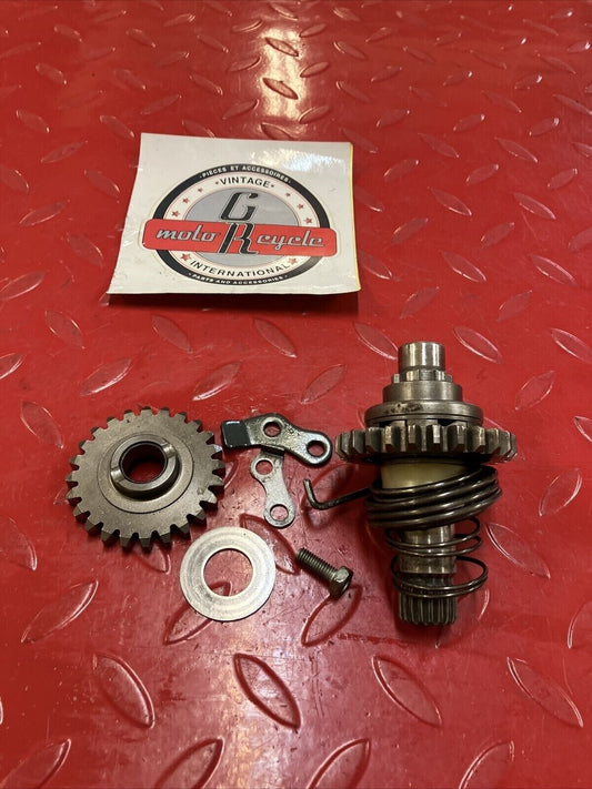 Suzuki RM125 1987 kickstarter kick starter shaft spindle idle gear 26211-05D03