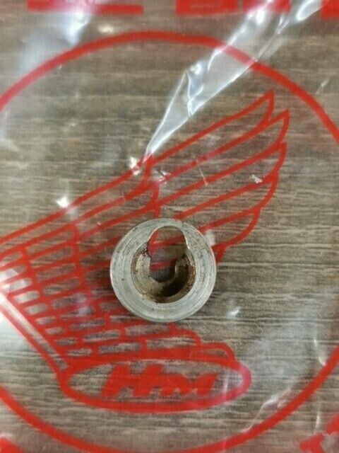 NOS HONDA E300 RETAINER VALVE 14771-812-010 H95
