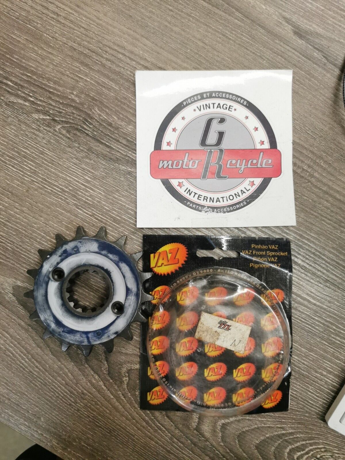 NOS VAZ HONDA VF1000R 1985 1986 SPROCKET  DRIVE 17T HB10.517N  J19