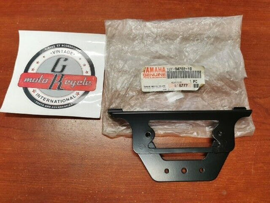 NOS Yamaha YFA1 YFM350 YFS200 YFZ350 TAILLIGHT BRACKET 1UY-84702-10-00 Y103