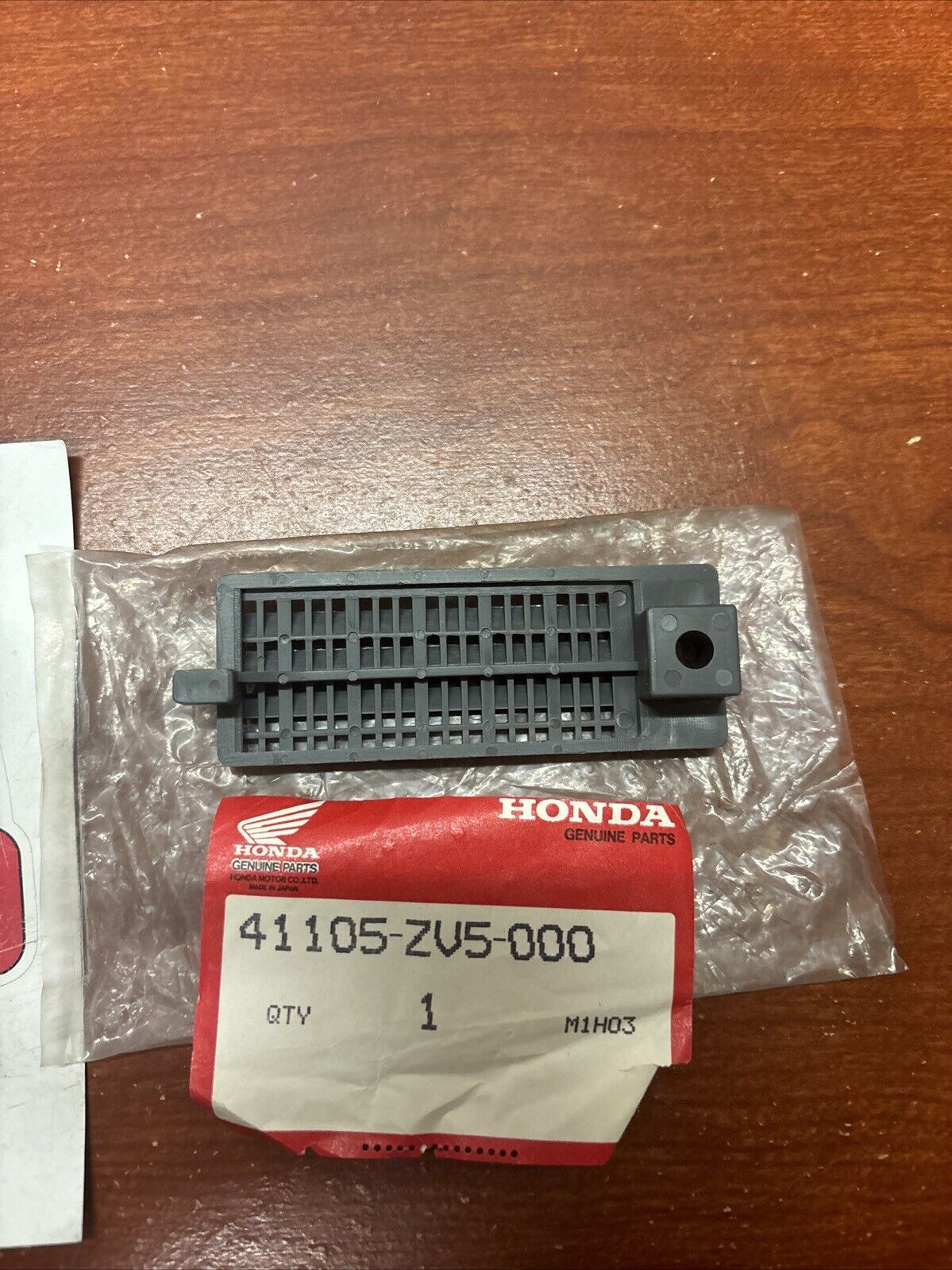NOS Honda BF25 BF30 BF35 BF40 BF50 BF75 LEFT WATER SCREEN 41105-ZV5-000 H179