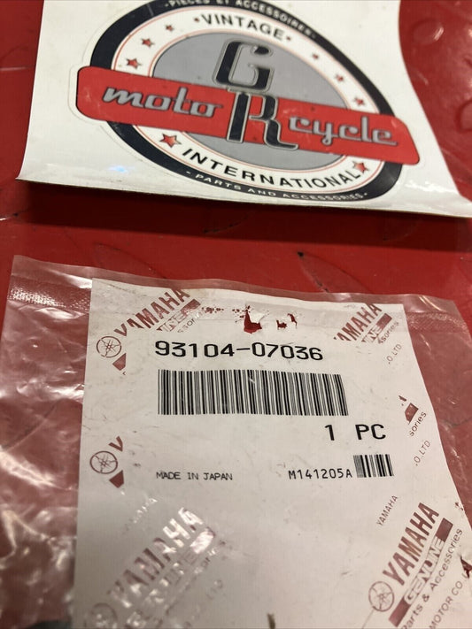 NOS YAMAHA OIL SEAL 93104-07036 Y61