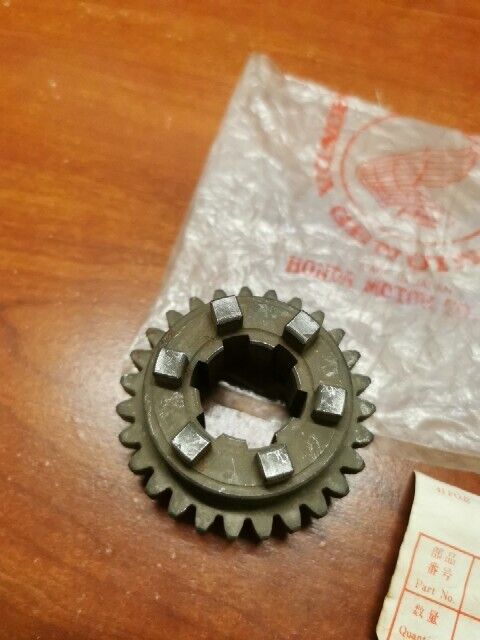 NOS Honda CA72 CA77 GEAR 3RD MAINSHAFT 27T 23451-250-020 H75