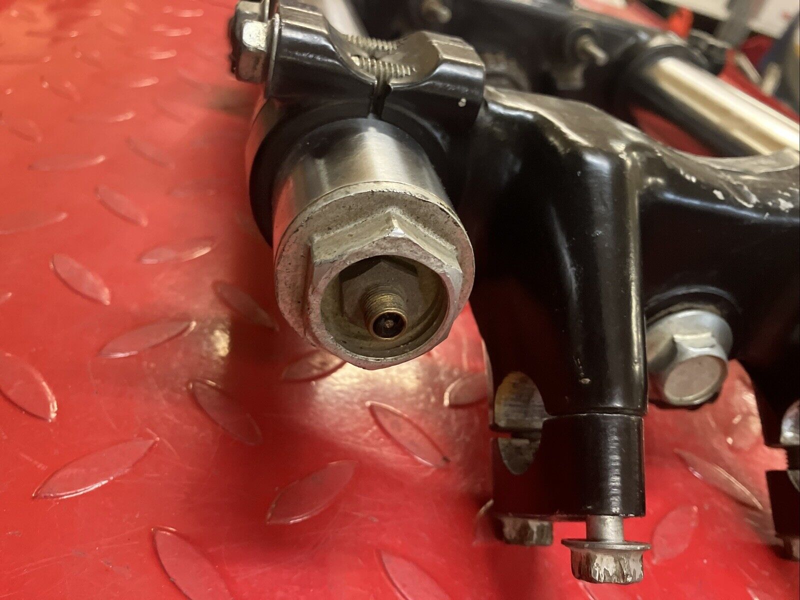 Yamaha YZ125 1977 front fork assembly triple clamp