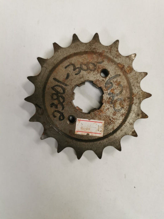 NOS HONDA CB750 SPROCKET DRIVE 18T 23801-300-620 J19