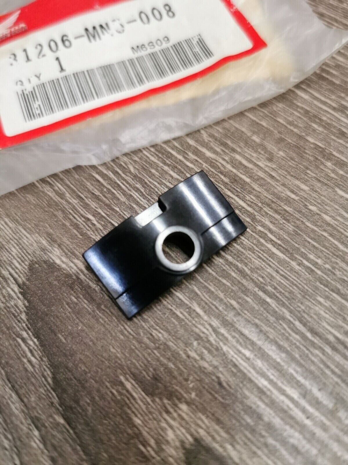 NOS HONDA  GL1800 TERMINAL INSULATOR 31206-MN5-008   H59