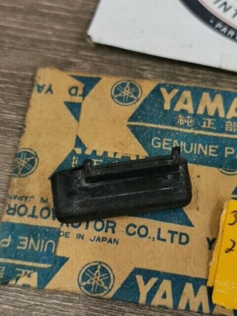 NOS YAMAHA TX500 TX500 1973 1974 XS500 DAMPER SIDE COVER L 371-21717-00-00 Y155